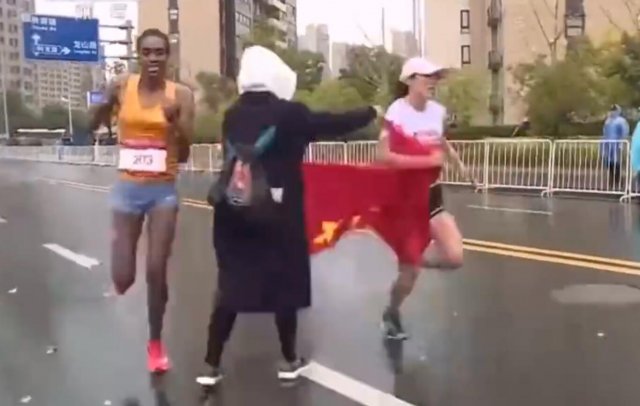 【中国】マラソン大会ゴール直前にボランティアが乱入！！！優勝を逃した中国ランナーに非難殺到wwwその訳とは