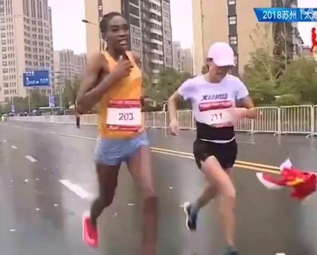【中国】マラソン大会ゴール直前にボランティアが乱入！！！優勝を逃した中国ランナーに非難殺到wwwその訳とは？
