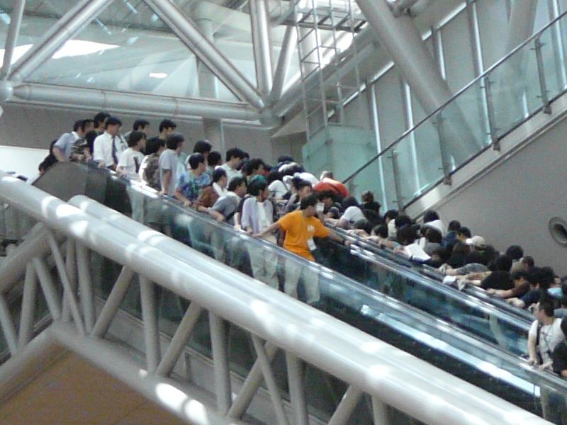 【危険】エスカレーター片側空け実は危ない。五輪に向けて東京駅で施行対策スタート ！