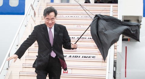 韓国首相イ・ナギョン（李洛淵）来日した瞬間に傘が強風でぶっ壊れる←優しい神風と話題にwww